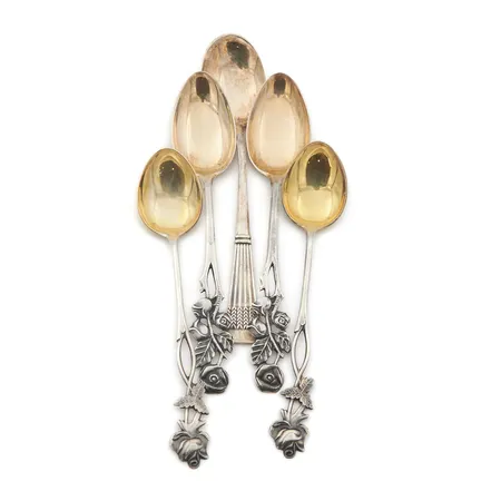 Viisi kahvilusikkaa, kaiverrettu, pituudet 110-115mm, 813-830, Paino: 48,1 g