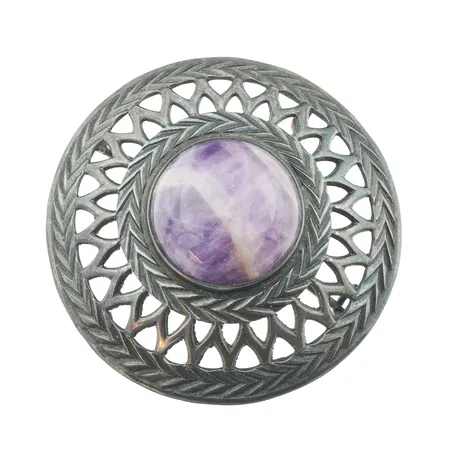 Kivirintaneula ametistilla ja riipuslenkillä Kalevala, Uskelan solki, Ø 45mm, vuodelta 1960, neula hieman vääntynyt, 916br, Paino: 11,2 g