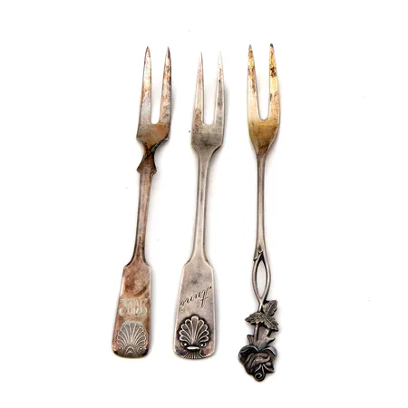 Kolme otinhaarukkaa, kaiverrettu, Musla ja Ruusu, 813-830, Paino: 29,6 g