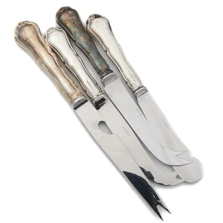 Kaksi juustoveistä, voiveitsi ja cocktailveitsi, Chippendale, pituus 195-230mm, osa kaiverrettu, 830br,  Paino: 303 g