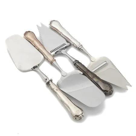 Kaksi juustohöylää ja kakkulapiota, osa kaiverrettu, Chippendale, pituus 215-230mm, 830br, Paino: 269,8 g