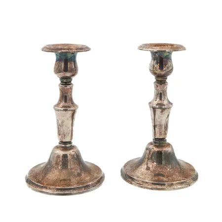 Kaksi kynttilänjalkaa, korkeus 140mm, kaiverrettu, 830br,  Paino: 329,5 g