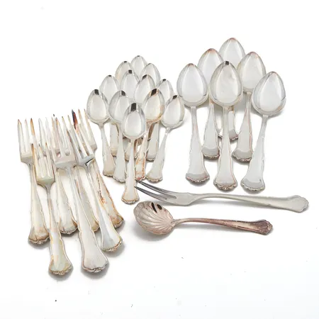 Pöytähopeaa, osa kaiverrettuja, 830 Paino: 583,5 g