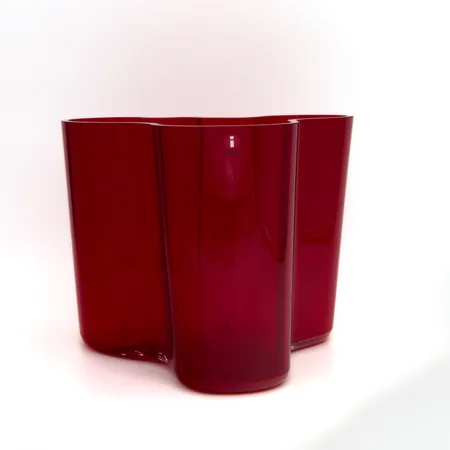 Aalto-maljakko Iittala, laser-kaiverrus Alvar Aalto Iittala, korkeus 160mm, karpalo, pohjassa siirtelyjälkiä ja sivussa yksi naarmu