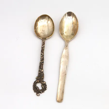 Kaksi kahvilusikkaa, 110-120mm, 813-916,  Paino: 23,4 g