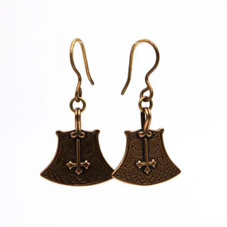 Korvakorut Kalevala, Kuusamon kirves, korkeus 35mm, pronssia