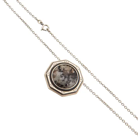 Kivikaulakoru, Kalevala Koru, Viapori 250 vuotta solkiriipus, vihergraniitti, ketjun pituus 60cm, riipuksen korkeus 31mm, 925br,  Paino: 20,1 g