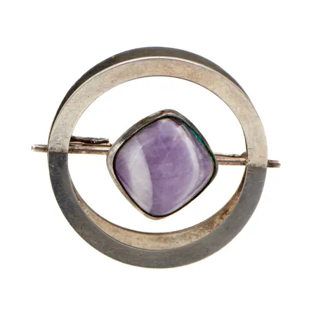 Viallinen ametistirintakoru, Kupitaan kulta, design Elis Kauppi, Ø 32mm, vuodelta 1961, 813br Paino: 9,5 g