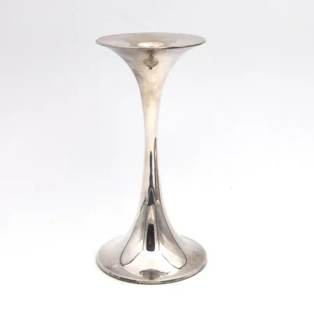 Kynttilänjalka, Trumpetti, kaiverrettu, design Tapio Wirkkala, TW, korkeus 147mm, 830br,  Paino: 162,3 g