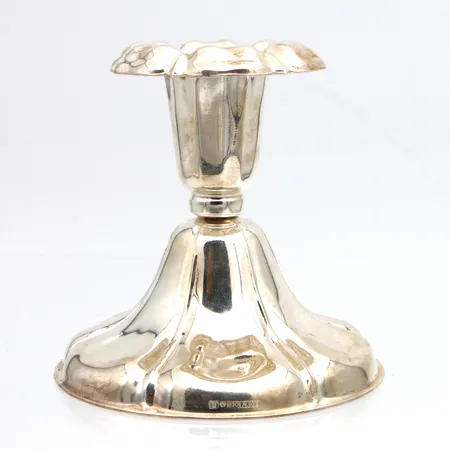 Kynttilänjalka, kaiverrettu, korkeus 71mm, pohja metallia, 830br,  Paino: 48,7 g