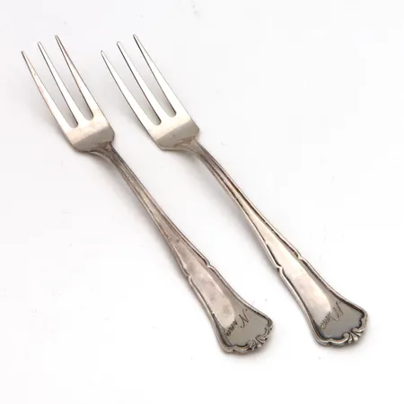 Kaksi leikkelehaarukkaa, Chippendale, kaiverrettu, pituus 117mm, 830,  Paino: 21,6 g