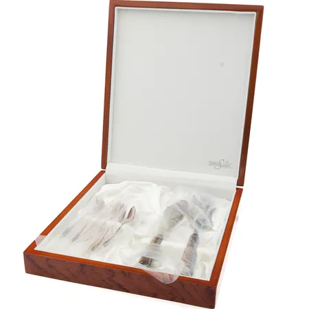 Pöytähopeaa, kakkuaterimet ja kuusi kahvilusikkaa sekä säilytyslaatikko, 830br,  Paino: 259,7 g