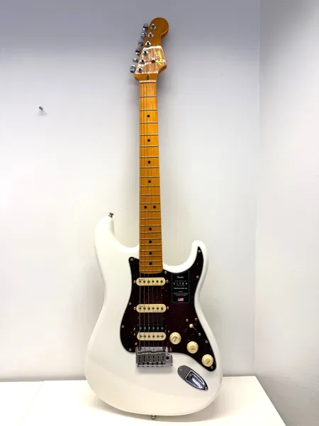 Sähkökitara Fender Stratocaster HSS American Ultra, Corona California, US23057447, noiseless, kampi, varustepussi ja kantolaukku.