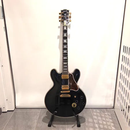 Sähkökitara Gibson BB King Lucille Legacy, sarjanumero 90347526, 1997, Made in USA, käytön jälkiä, Gibsonin kova kantolaukku