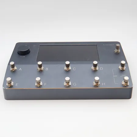 Multiefektiprosessori Neural DSP Quad Cortex, muuntaja kolmella adapterilla ja laatikko. 