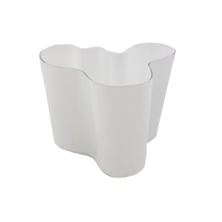 Aalto-maljakko, Iittala, korkeus 160mm, käsin kaiverrettu "Alvar Aalto 3030", opaali, todella pieni jälki reunassa ja siirtymäjälkiä pohjassa.