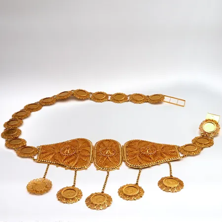 Kultainen vyötärökoru kivillä, pituus 102cm, leveys 26-200mm, 875br, nouto ainoastaan konttorilta,  Paino: 498,1 g