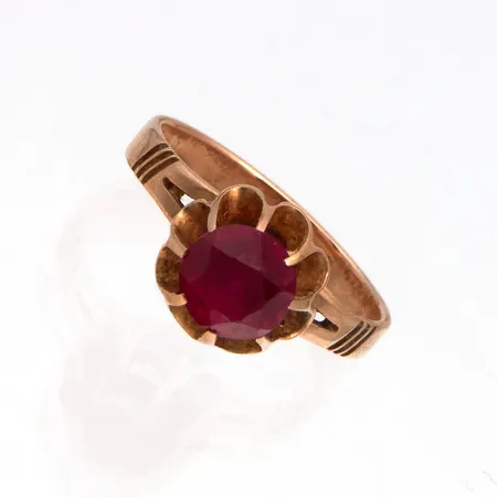 Kivisormus, kivessä kulumia ja istutuksen kynsissä kulumaa, koko 18, 583br,  Paino: 3,5 g