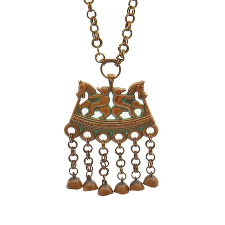 Kaulakoru Kalevala, Kaksi Ratsastajaa, riipuksen korkeus 100mm, ketjun pituus 60cm, design Germund Paaer, pronssia.