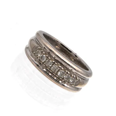 Timanttisormus 7xn.0.03ct, kaiverrettu, koko 15½, 585 valkokulta Paino: 8,6 g