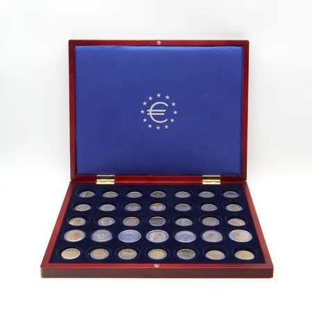 Rahakokoelma, 18 suomalaista (2002-2015) 17 ulkomaalaista juhlarahaa (Slovenia: 2007, 2009, Alankomaat: 2007, 2011, Luxemburg: 2004, 2007, Saksa: 2007, 2008, 2012, 2014, Ranska: 2011, Espanja: 2005, Italia: 2004, 2005, Latvia: 2014), nimellisarvo 70 euroa, puulaatikko.