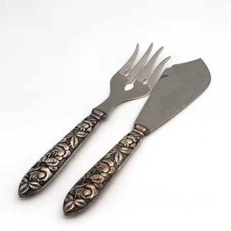 Kakkuatrain- ja veitsi, kaiverrettu, pituudet 210mm ja 225mm, naarmuja, 830br, Paino: 99,9 g