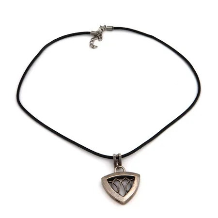 Kaulakoru Kalevala,  Ahti, riipuksen korkeus 42mm, hihnan pituus 49cm, 925br,  Paino: 18,1 g