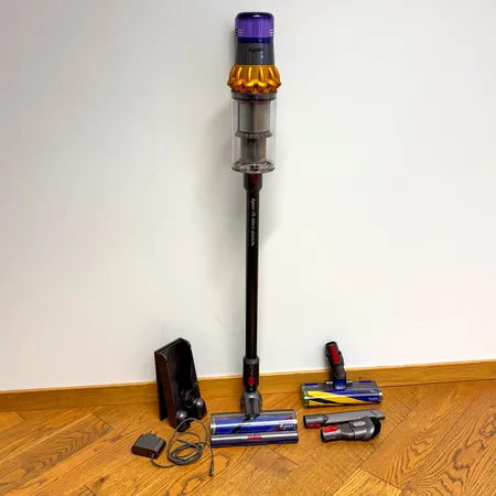 Varsi-imuri Dyson V15 Detect Absolute (2023), seinätelakka, laturi, 3 eri suulaketta, käyttöohjeet, ostokuitti Power 11.6.2025, takuu 2 vuotta. Ei lähetetä