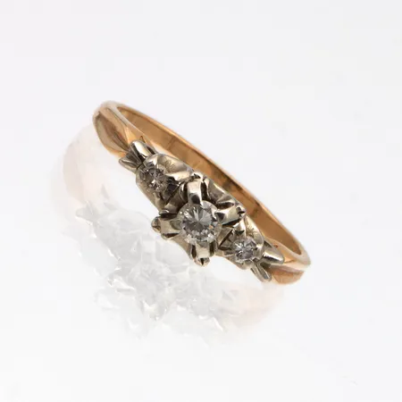 Timanttisormus 1xn.0.13ct ja 2xn0.03ct, koko 17¼, leimaamaton 585 kelta- ja valkokulta,  Paino: 2,6 g