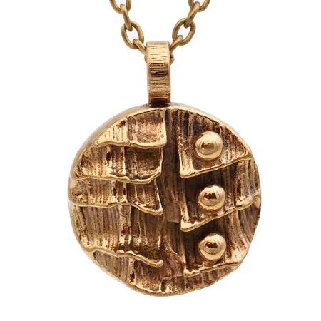 Kaulakoru Pentti Sarpaneva, riipuksen korkeus 45mm, ketjun pituus 71cm, vanha lukitustyyli, pronssia.