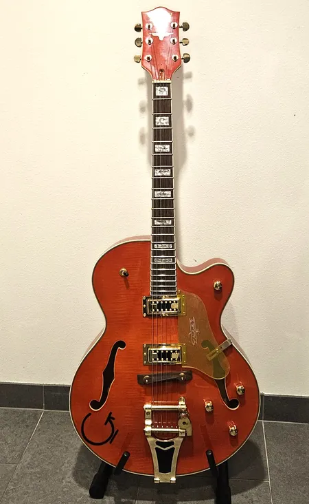 Sähkökitara, kaularaudan suojakansi puuttuu, vibra-kampi irronnut, valmistettu kiinassa, hihna, kova laukku