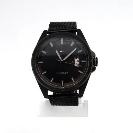 Teräsrannekello Tommy Hilfiger, Carter ionic plated balck steel, 1791913, taulun Ø 42mm, mineraalilasi, roiskevesitiivis / 30m, Quartz: paristo loppunut, lasissa naarmuja ja ranneke viallinen