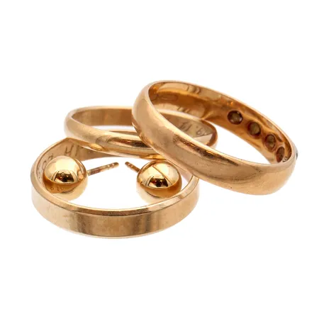 Viallisia kultakoruja, osa kaiverrettuja, 585br,  Paino: 10,4 g