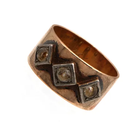 Kivisormus, kaiverrettu, kivissä kulumia, 585br kelta- ja valkokulta,  Paino: 6,3 g