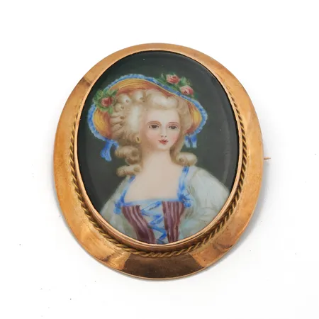 Rintaneula kivellä, korkeus 62mm, 585br,  Paino: 26,1 g