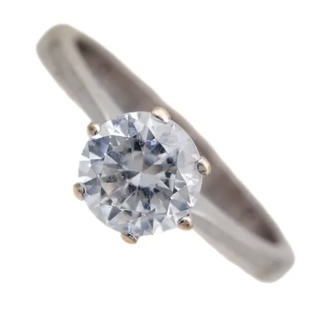 Kivisormus, koko 17, 750br valkokulta,  Paino: 4,7 g