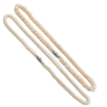 Kaksi helminauhaa hopealukolla, molemmissa nauha rispaantunut, 830-925br. Paino: 0 g