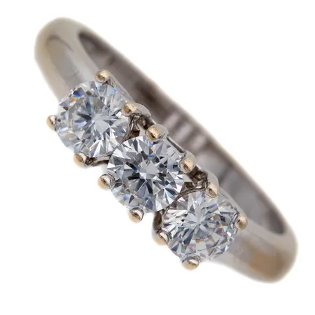 Kivisormus, yhdessä kivistä kulumaa reunassa, koko 17¼, 750br valkokulta, Paino: 4 g