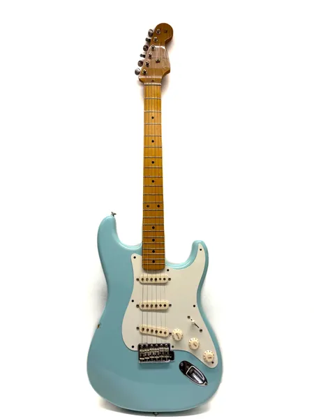 Sähkökitara Fender Classic Series '50s Stratocaster®, MX12309982, valmistettu Meksikossa, käytöstä aiheutunutta kulumaa, takakansi puuttuu, suositellaan nauhojen hiontaa, pehmeä laukku. Nouto ainoastaan myymälästä! Ei lähetetä