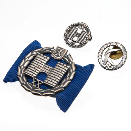 Kolme ansiomerkkiä, kaupunkiliitto ja kuntaliitto, 830-925br,  Paino: 14,1 g