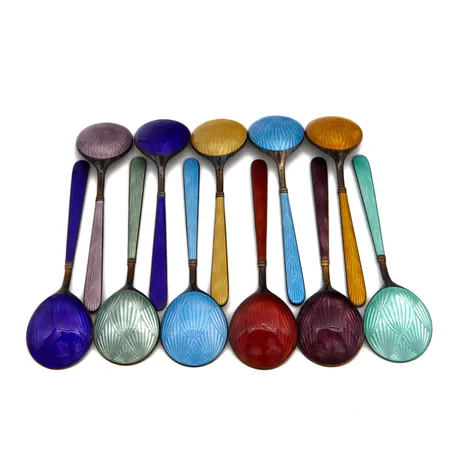 11 emaloitua kahvilusikkaa, pituus 130mm, Koruteollisuus Tillander Oy, vuodelta 1953-1954, emaloinnissa pientä kulumaa, 916br, Paino: 298,4 g