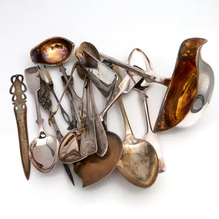 Pöytähopeaa, osa viallisia ja kaiverrettuja, 813 Paino: 443,1 g