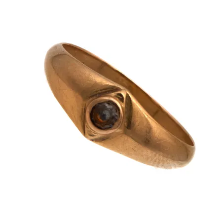 Kivisormus, koko 17½, kivessä kulumaa, 750br, Paino: 2,3 g