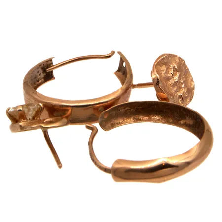 Viallisia korvakoruja, osa leimaamattomia 585br,  Paino: 2,7 g