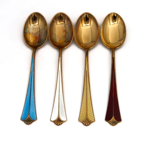 Neljä jälkiruokalusikkaa, emaloitu, David Andersen, pituus 145mm, 925br,  Paino: 92,6 g