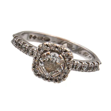 Timanttisormus 22xn.0.005-0.01ct 1xn.0.30ct, koko 16, kaiverrettu, 750 valkokulta Paino: 3,4 g