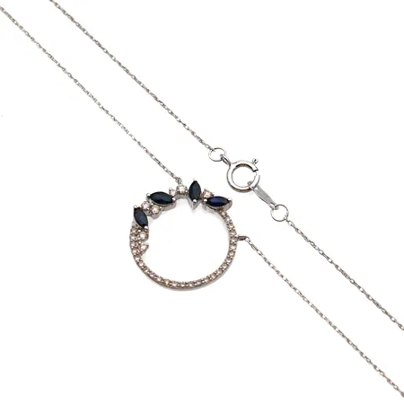 Sinisafiiri-kaulakoru timanteilla 26xn.0.005ct 7xn.0.05-0.01ct, pituus 46cm, leveys 1mm ja Ø 18mm, 585br valkokulta, Paino: 2,8 g