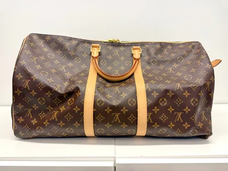 Louis Vuitton Keepall Bandoulière 55 monogram, M41414, suojapussi, keepall organizer, lukko, kaksi avainta, laatikko, ostokuitti LV Helsinki 4/22. Toisen kahvan alapuolella pieni jälki. 
