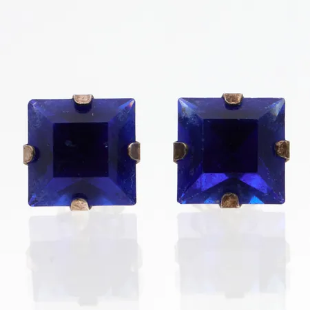 Kivikorvakorut, korkeus 8mm, toinen tappi hieman vääntynyt, 830br, Paino: 1,6 g