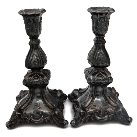 Kaksi kynttilänjalkaa, korkeus 230mm, kaiverrettu, 830br, Paino: 1050,2 g